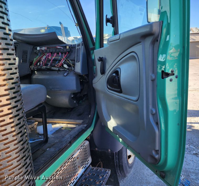 image for item DC6194 2007 International 7300  dump truck