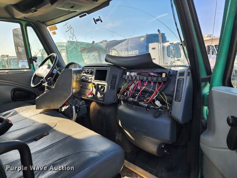 image for item DC6194 2007 International 7300  dump truck