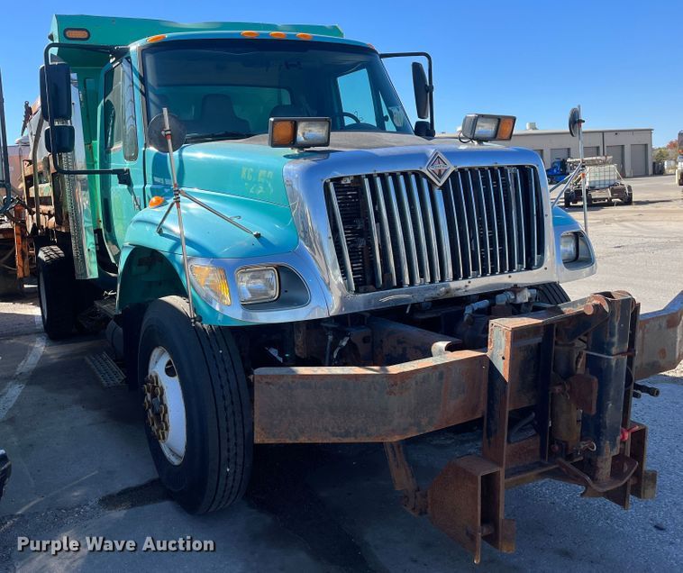 image for item DC6195 2007 International 7400  dump truck