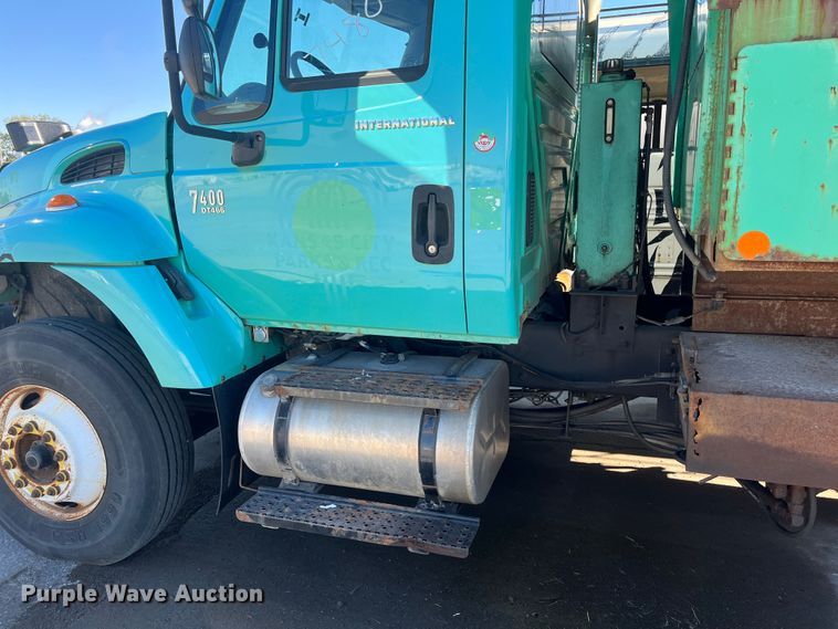 image for item DC6195 2007 International 7400  dump truck