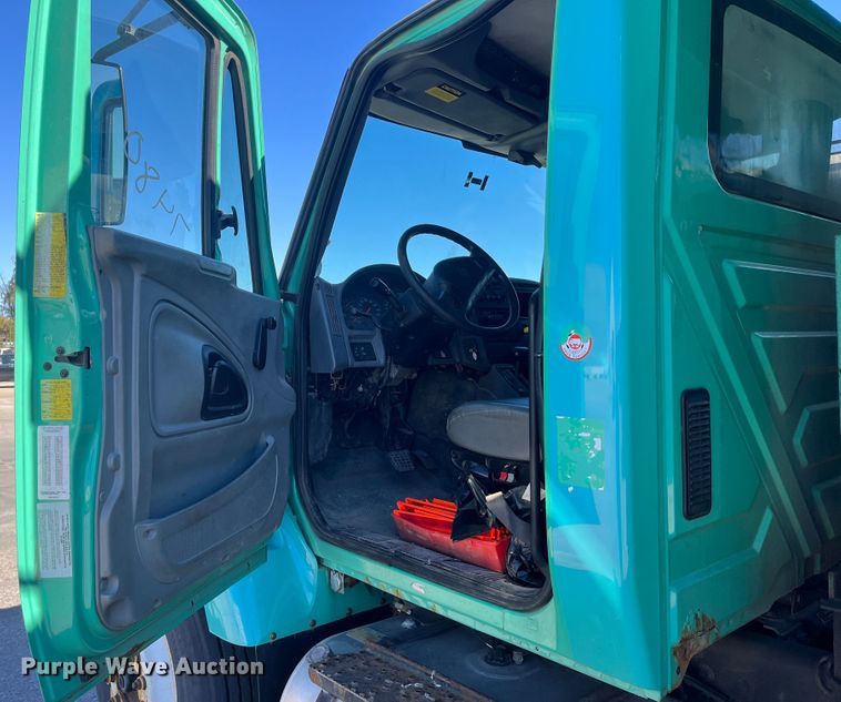 image for item DC6195 2007 International 7400  dump truck