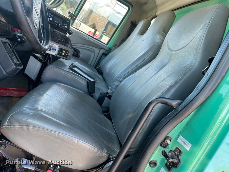 image for item DC6195 2007 International 7400  dump truck