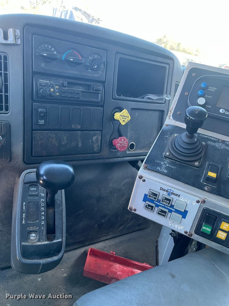 image for item DC6195 2007 International 7400  dump truck