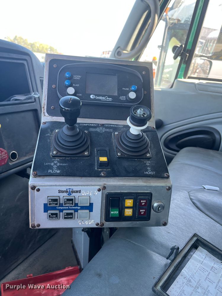 image for item DC6195 2007 International 7400  dump truck