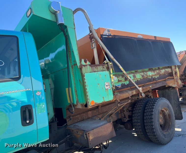 image for item DC6195 2007 International 7400  dump truck