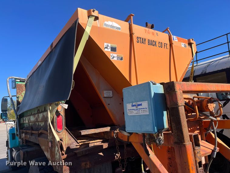 image for item DC6195 2007 International 7400  dump truck