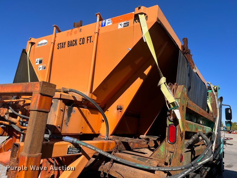 image for item DC6195 2007 International 7400  dump truck