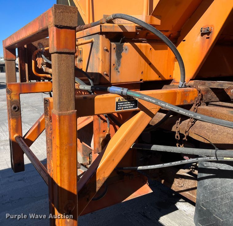 image for item DC6195 2007 International 7400  dump truck