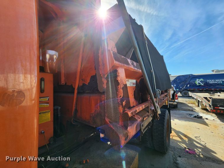 image for item DC6197 2009 International 7400  dump truck