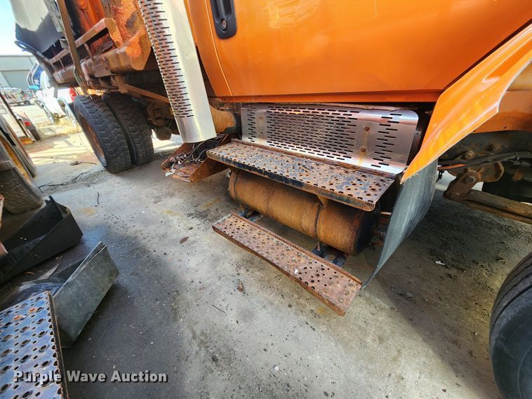 image for item DC6197 2009 International 7400  dump truck