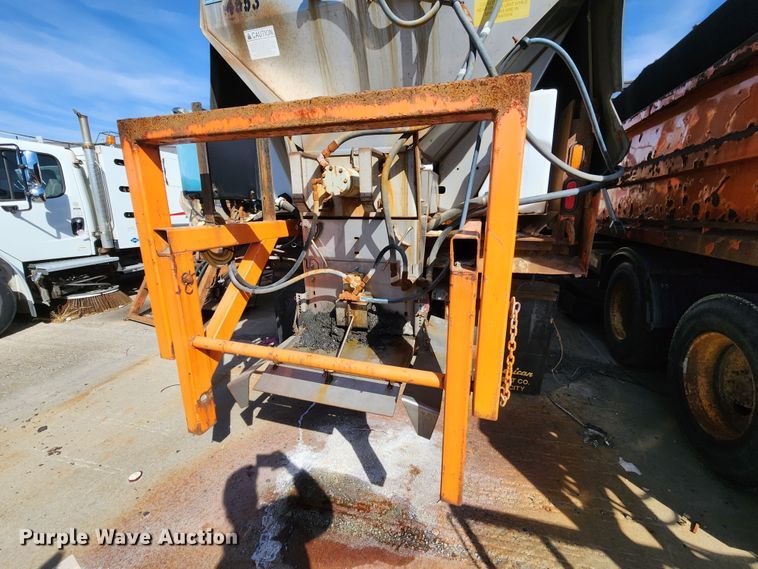 image for item DC6197 2009 International 7400  dump truck