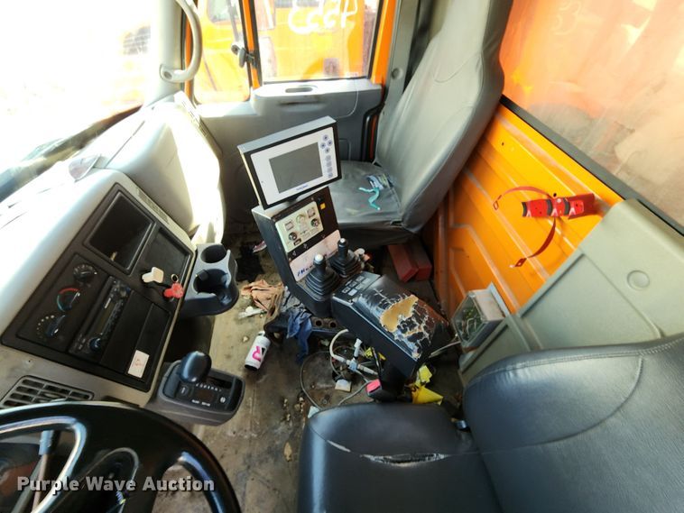 image for item DC6197 2009 International 7400  dump truck