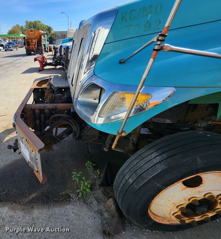 image for item DC6199 2007 International 7300  dump truck