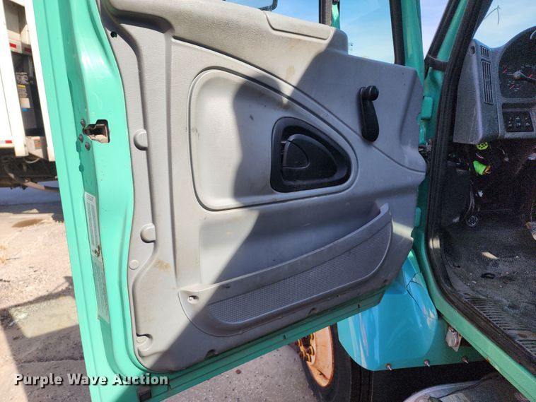 image for item DC6199 2007 International 7300  dump truck