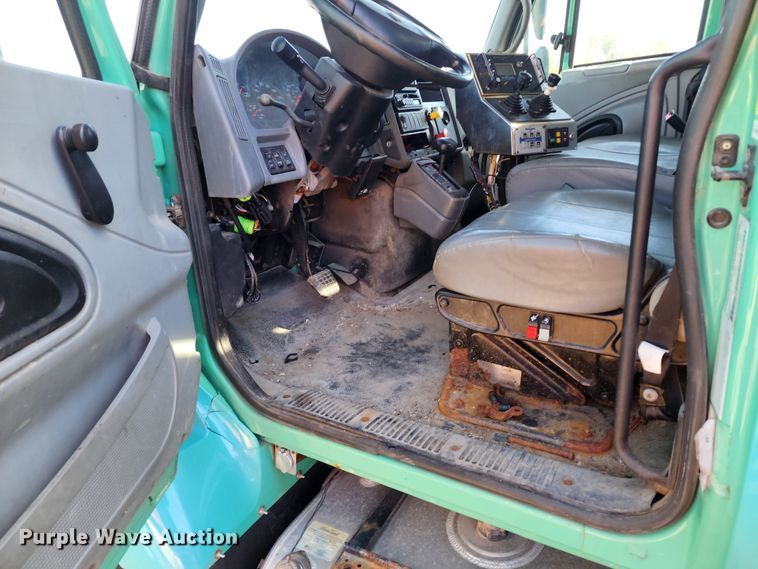 image for item DC6199 2007 International 7300  dump truck