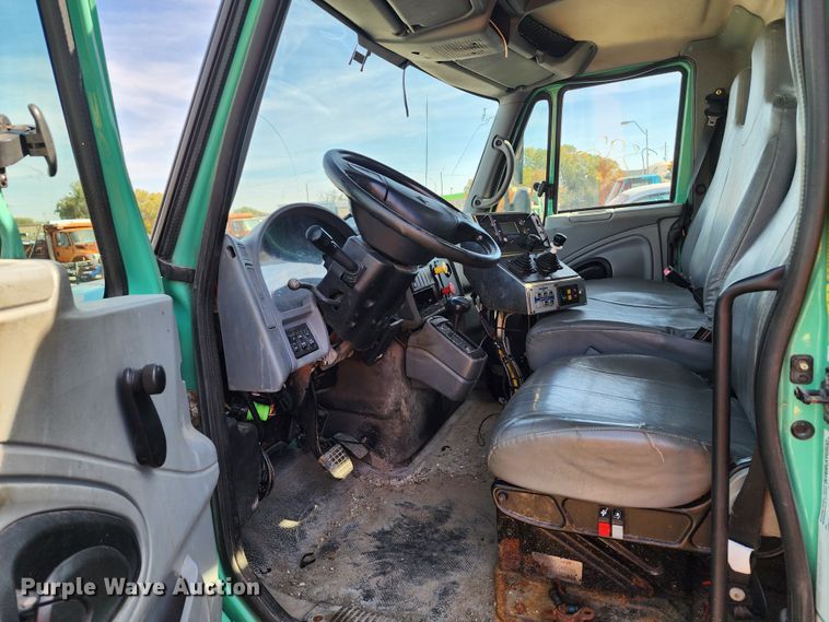 image for item DC6199 2007 International 7300  dump truck