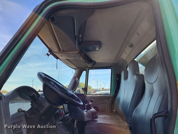 image for item DC6199 2007 International 7300  dump truck