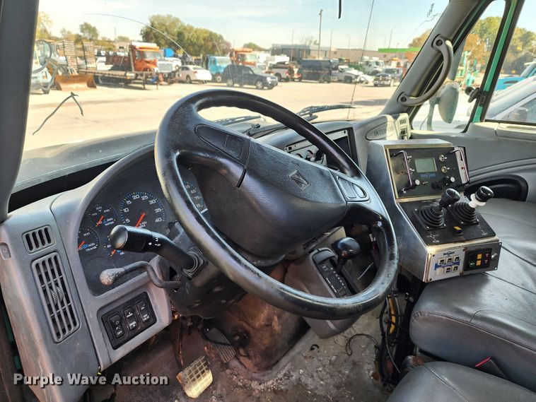 image for item DC6199 2007 International 7300  dump truck