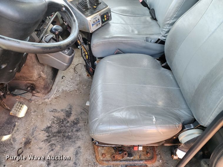 image for item DC6199 2007 International 7300  dump truck