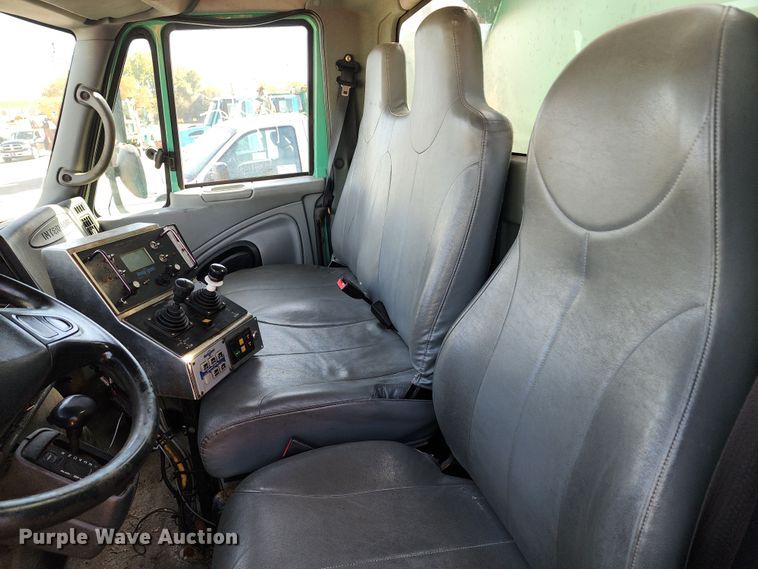 image for item DC6199 2007 International 7300  dump truck