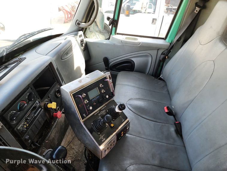 image for item DC6199 2007 International 7300  dump truck