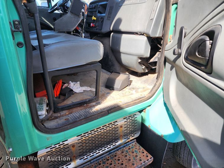 image for item DC6199 2007 International 7300  dump truck