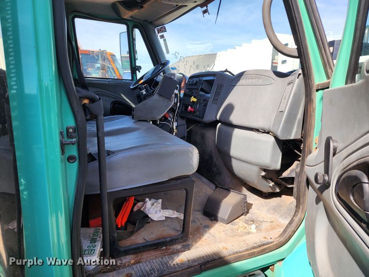 image for item DC6199 2007 International 7300  dump truck