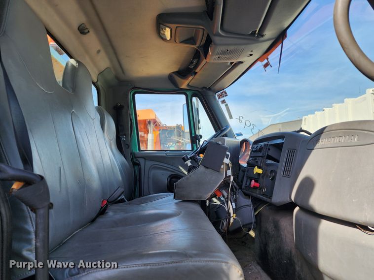 image for item DC6199 2007 International 7300  dump truck