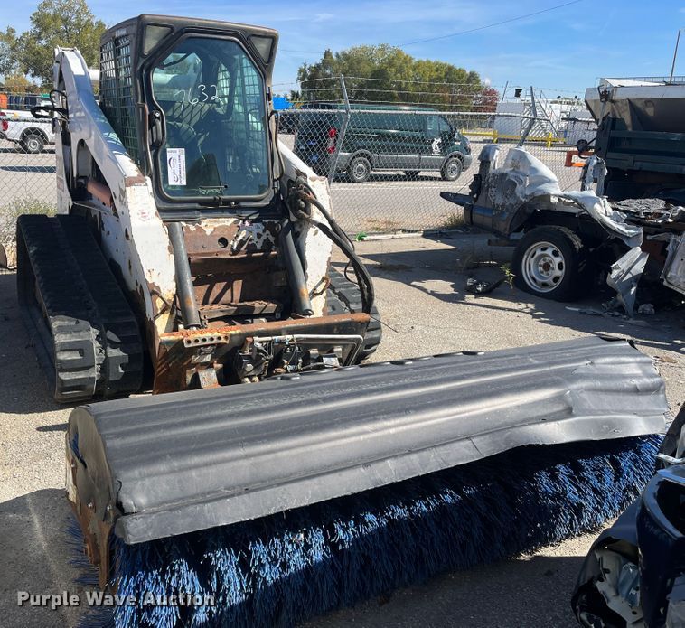 image for item DC6208 2006 Bobcat T300  tracked skid steer loader