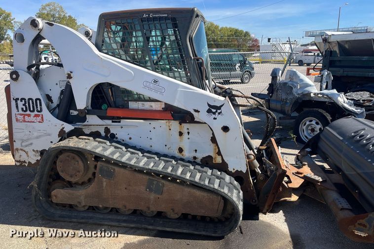 image for item DC6208 2006 Bobcat T300  tracked skid steer loader