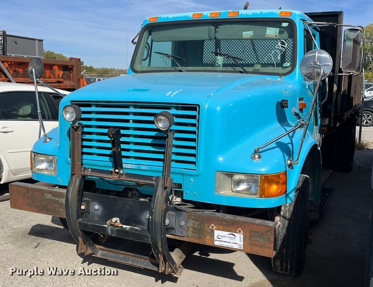 image for item DC6212 2000 International 4700  dump truck