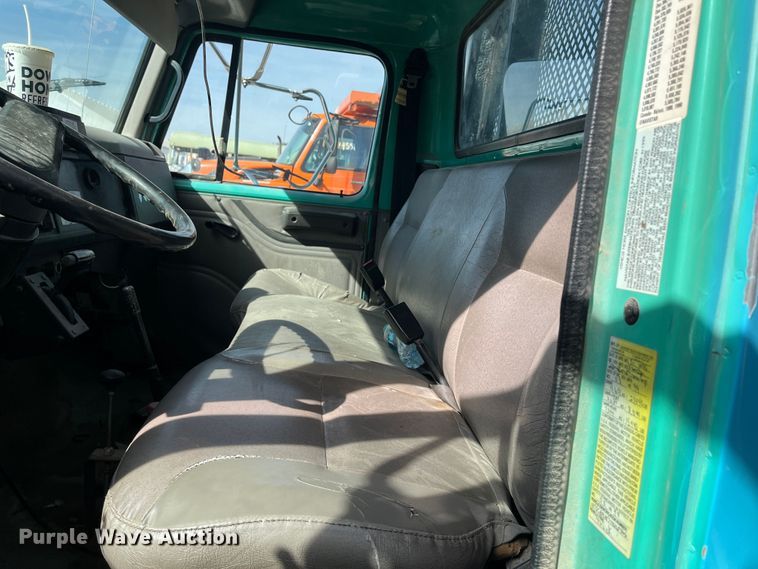 image for item DC6212 2000 International 4700  dump truck