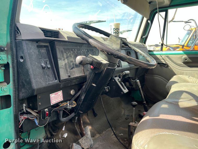 image for item DC6212 2000 International 4700  dump truck