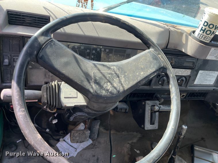 image for item DC6212 2000 International 4700  dump truck