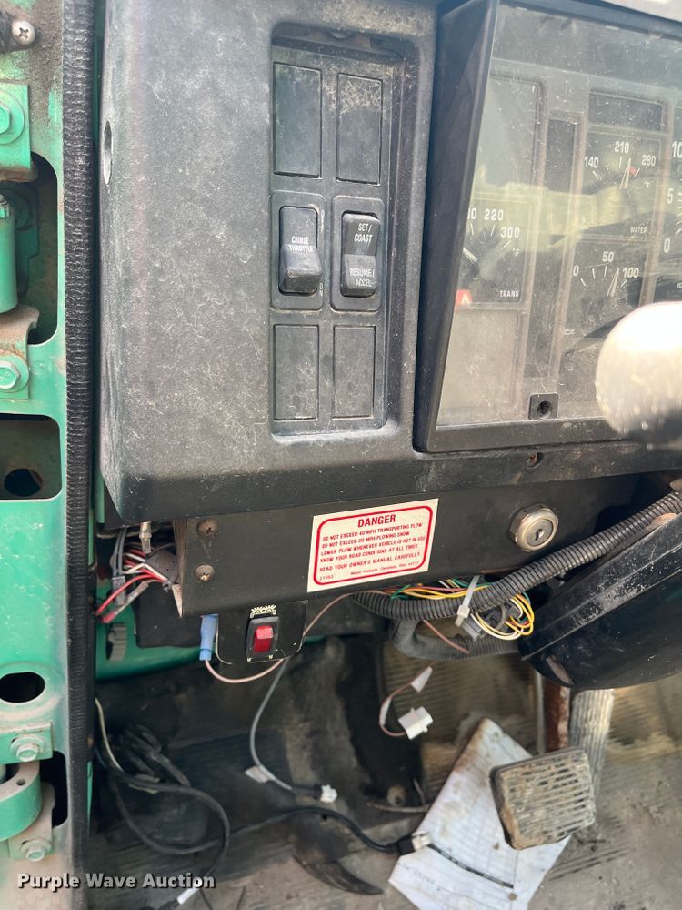 image for item DC6212 2000 International 4700  dump truck