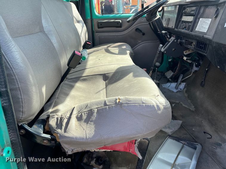 image for item DC6212 2000 International 4700  dump truck