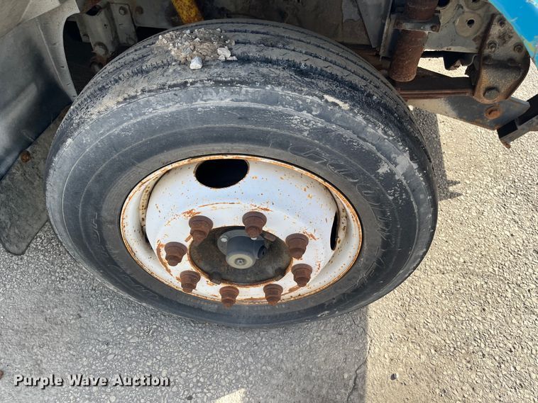 image for item DC6212 2000 International 4700  dump truck