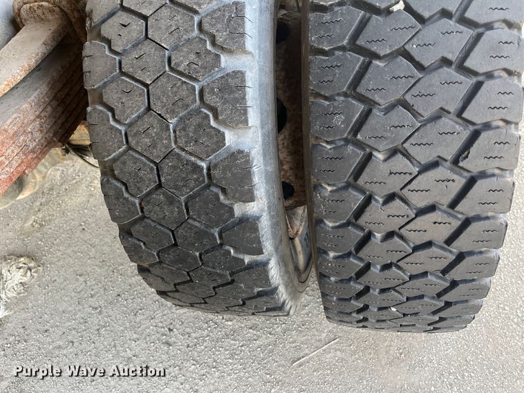 image for item DC6212 2000 International 4700  dump truck