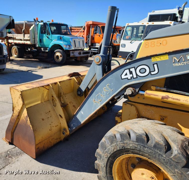 image for item DC6214 2012 John Deere 410J  backhoe