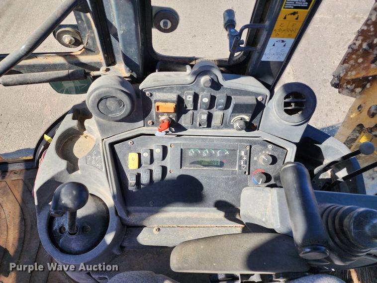 image for item DC6214 2012 John Deere 410J  backhoe