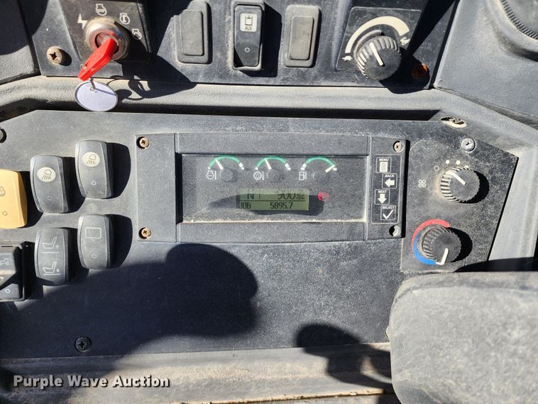 image for item DC6214 2012 John Deere 410J  backhoe