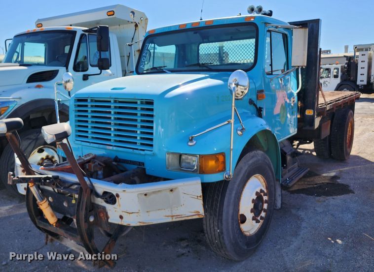image for item DC6215 2002 International 4900  flatbed truck