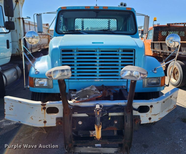 image for item DC6215 2002 International 4900  flatbed truck