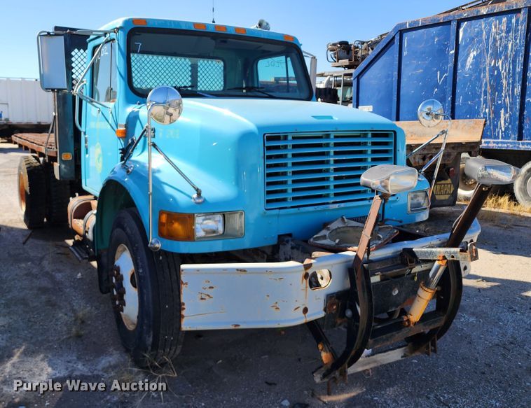image for item DC6215 2002 International 4900  flatbed truck