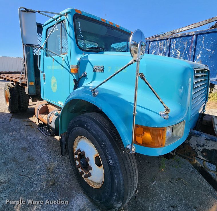 image for item DC6215 2002 International 4900  flatbed truck