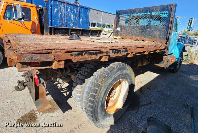 image for item DC6215 2002 International 4900  flatbed truck