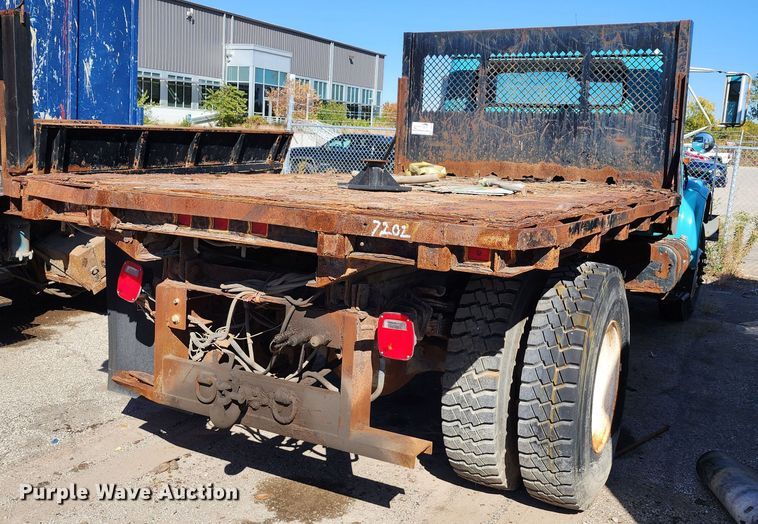 image for item DC6215 2002 International 4900  flatbed truck