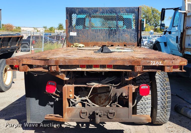 image for item DC6215 2002 International 4900  flatbed truck