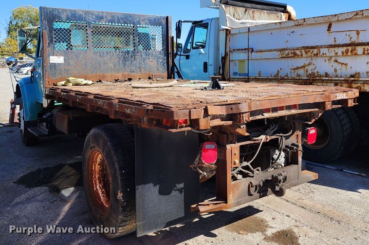 image for item DC6215 2002 International 4900  flatbed truck