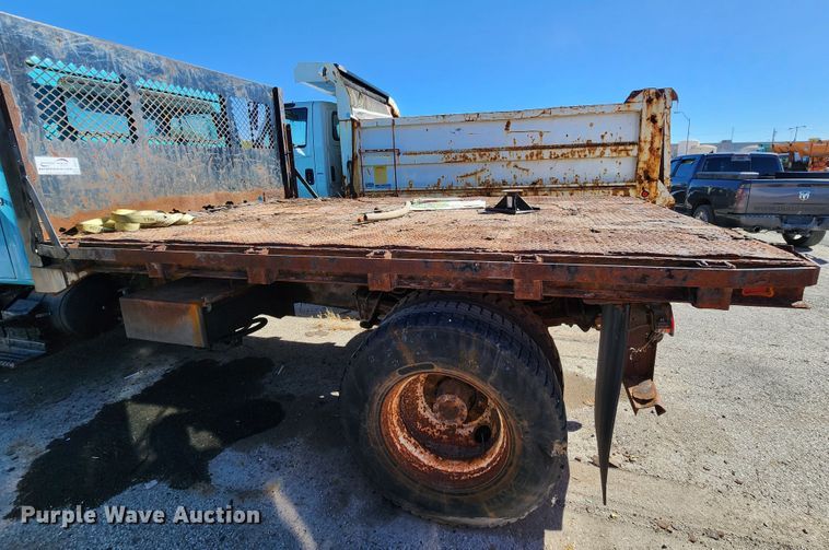 image for item DC6215 2002 International 4900  flatbed truck